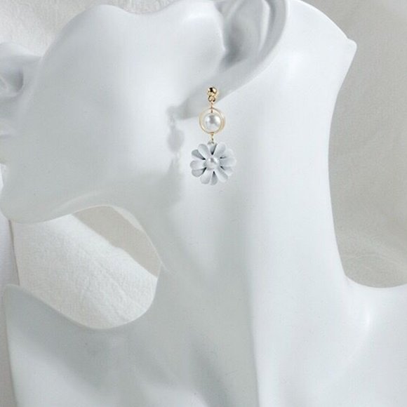 Daisy Earrings | Gold Daisy Earrings /Best Gift - Picture 3 of 3